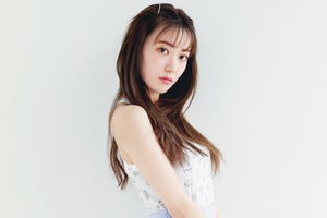 宮脇咲良、タンクトップ×ショーパン姿で美ボディ公開 『ar』ソロ初登場