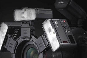 最大6灯で使えるマクロ撮影用の小型フラッシュ「GODOX MF12」