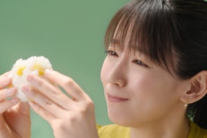 吉岡里帆、お茶とおにぎりの組み合わせに恍惚とした表情「合いますな」