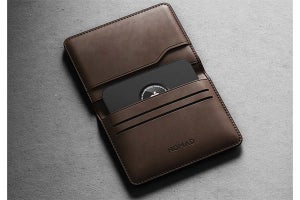 AirTagをスマートに収納できるレザーウォレット「NOMAD Card Wallet」