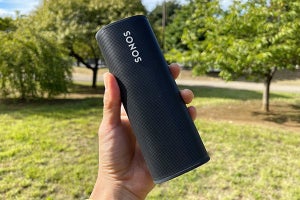 どこに置いても安定のいい音! ポータブルスピーカー「Sonos Roam」を聴く