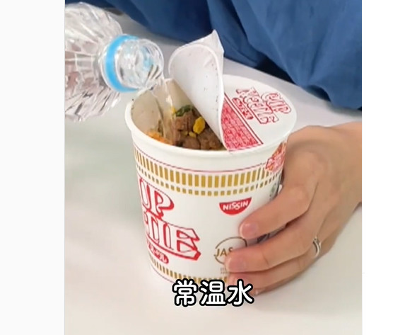 【覚えておきたい】水で作れる「カップラーメン」何分待てばよい? - 「暑い日には美味しそう」「時間かければ大丈夫なんだ!」の声も