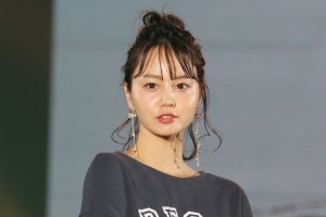 堀北真希さん妹・NANAMI、青×白スカートが目を引くカジュアルコーデでランウェイ