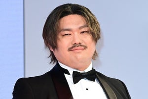 クロちゃん、タキシード姿でジョニー・デップ意識も峯岸みなみ「胡散臭い」