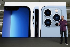 マクロ機能に惹かれて「iPhone 13 Pro」が一押し！　でも、AirPodsも気になる…