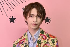 岩橋玄樹、グッチ100周年記念展に来場　花柄ジャケットで華やかに