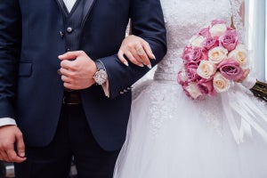 結婚祝いの相場とは? 式なしの場合やプレゼントを渡す場合はどうなるの?