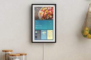 壁に掛けられるスマートディスプレイ「Echo Show 15」。29,980円