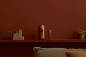 popIn、インテリアになじむ花瓶型の据え置きプロジェクタ「Aladdin Vase」