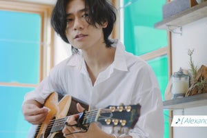 ［Alexandros］川上洋平、白シャツ姿で弾き語り「この歌詞で伝わったらいい」