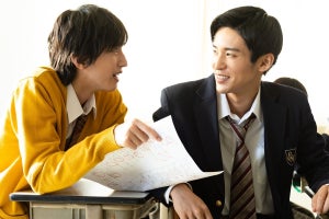 道枝駿佑＆目黒蓮、制服姿で“あざといポーズ”披露『消え恋』SP動画公開