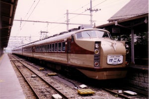 東武鉄道「スペーシア」1720系「デラックスロマンスカー」カラーに