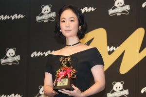 黒木華、美デコルテ輝くドレスで授賞式登壇「華やかな賞をいただくのは久しぶり」