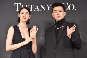 新田真剣佑＆三吉彩花、総額約5億円のジュエリーを身に着け「手が震える」【動画あり】