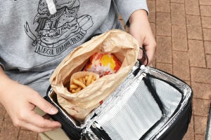 サンコー、テイクアウトしたご飯を保温できるUSB式温冷ショルダーバッグ