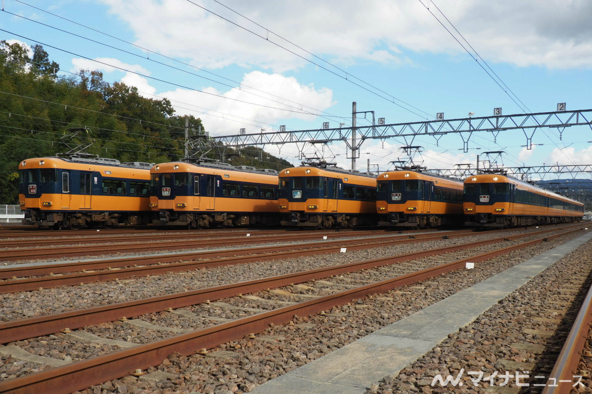 近鉄12200系、5編成が並ぶ - 青山町車庫で「オールスター撮影会」