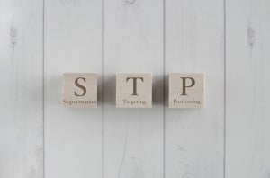 STP分析とは? 具体的なやり方やユニクロの事例などをご紹介