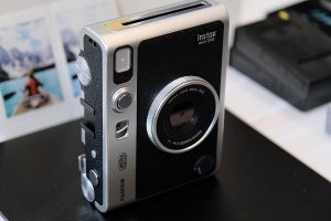 チェキ新製品「instax mini Evo」発表会をレポート！ 広瀬すずさんが登壇