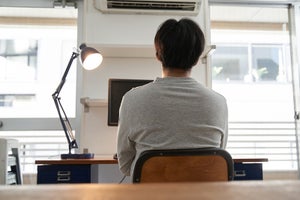 在宅勤務時どんなストレスがある? 「上司から返信がないことがある」は62%