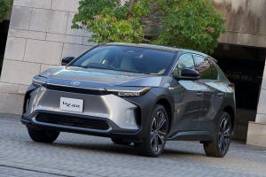 トヨタの新型EV「bZ4X」はハリアー/RAV4よりカッコいい? 実車で確認