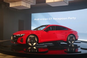 アウディの超高性能EV「e-tron GT」日本仕様が上陸! ライバルとの違いは?