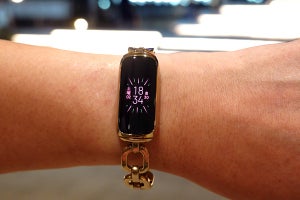 「Fitbit Luxe」特別エディション、華やかな見た目と多彩な機能に大満足！