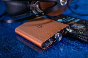 iFi audioのスキットル風ポタアンがオレンジ色に。音質強化した「hip-dac2」