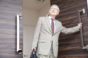 年収はどれくらい減る? 60歳定年退職後も働く人たちの現状