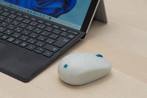 手元に届くエコの波。MSの海洋プラ再利用マウスを使った