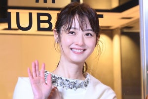 佐々木希、雨風に負けず純白ドレスで美貌ふりまく