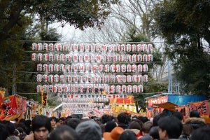 初詣のやり方はお寺と神社で違う? 参拝時の正しい作法やマナーを解説