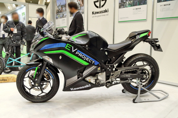 電動化でバイクはどう変わる? カワサキの「EV研究車」から読み解く