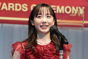 芦田愛菜、初ジュエリーにソワソワ「宝石のように内側から輝ける女性になれたら」