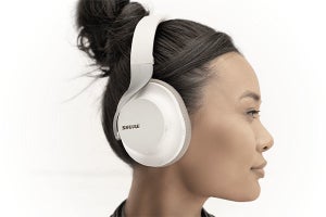 Shure、折りたためるコンパクトNCヘッドホン「AONIC 40」