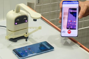 遠隔地からスマホ操作を教えるのを助けてくれるロボットを発見！ - docomo Open House'22より