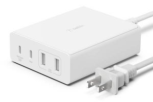 ベルキン、最大108W出力が可能な4ポート充電器　電源ケーブルも白色