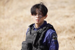 山田涼介、傷だらけで草原に…ネタバレ厳禁ラストシーンに続く写真をあえて公開