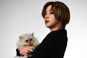 池田エライザ、不在の永瀬廉に代わりハンサム感たっぷりで登場! 猫ともラブラブ