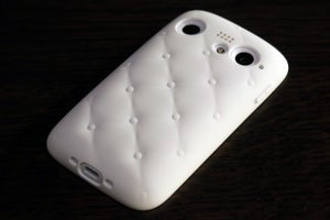 「BALMUDA Phone」純正ケースに新デザインが登場、欧州の伝統的なソファ柄