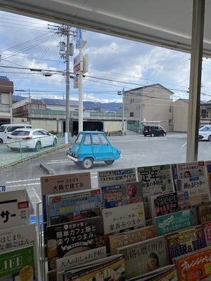 【え⁉ 乗れるの?】極小ミニカー登場にザワつくコンビニ店 -「なにこれ」「じ…自動車かな………????」「絵かと思った笑」とツイッター民もザワザワ