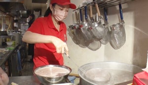 「もう限界かもしれません」の張り紙に批判も…追い詰められる女性ラーメン店主と父