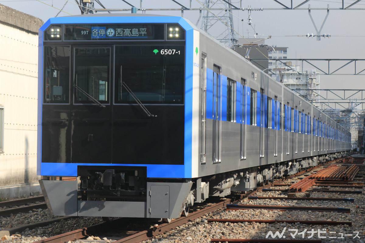 都営三田線6500形、新型車両を報道公開 - 8両編成、直線的な外観に