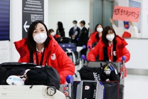 カーリング女子のロコ・ソラーレが帰国　ファンの出迎えに藤澤五月ら笑顔