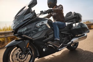 BMW、6気筒エンジン搭載の大型バイク「BMW K 1600」を発売