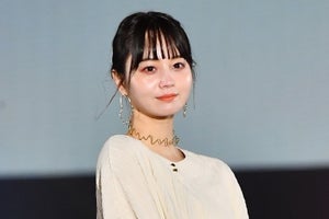 堀北真希さんの妹・NANAMI、真っ白コーデでランウェイ