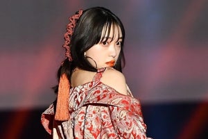 堀未央奈、肩出し＆美脚チラリ　個性派ファッションで観客魅了