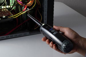 LEDライト付きで、暗い場所も掃除できる電動エアダスター