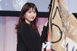 吉高由里子、『最愛』の広がりに感謝　授賞式で旗に喜び「振り回したい」【動画あり】