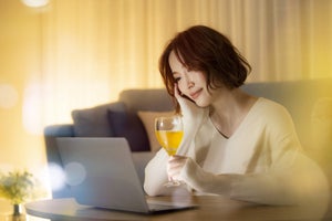 一人飲みする理由1位は「自分のペースで飲める」、しない理由は?