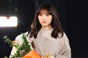 乃木坂46与田祐希、花束持ってランウェイ　エコなファッション着こなす